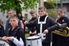 Orkiestra stoi przed kościołem